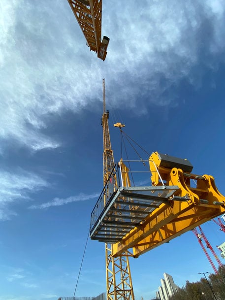 Premier montage mondial de la grue à tour à flèche relevable MR 229 de Potain à Londres, au Royaume-Uni 